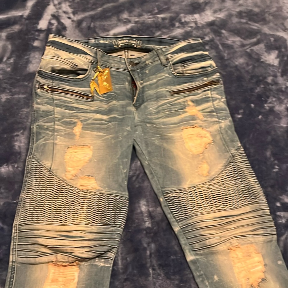 Size 34 worn once pair of mens Robins Jean. Great condition like new.